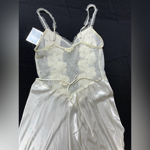NWT Flora Nikrooz Ivory Night Gown&Robe. S/M. See pics for stains on end of gown - Picture 15 of 15
